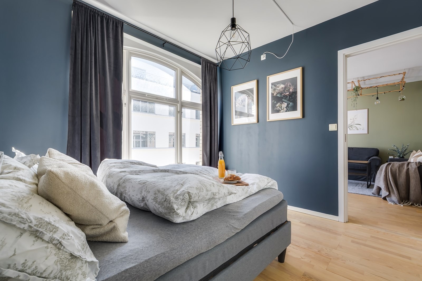 Rikelig med naturlig lysinnslipp og fin blåfarge gir en god atmosfære. Galleribilde