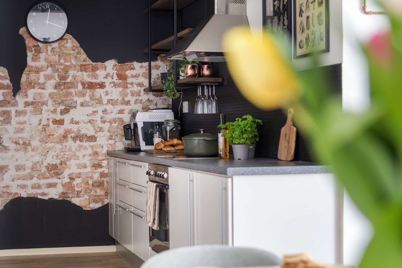 Leiligheten har flotte detaljer fra fabrikktiden, noe som gir et unikt preg. Galleribilde