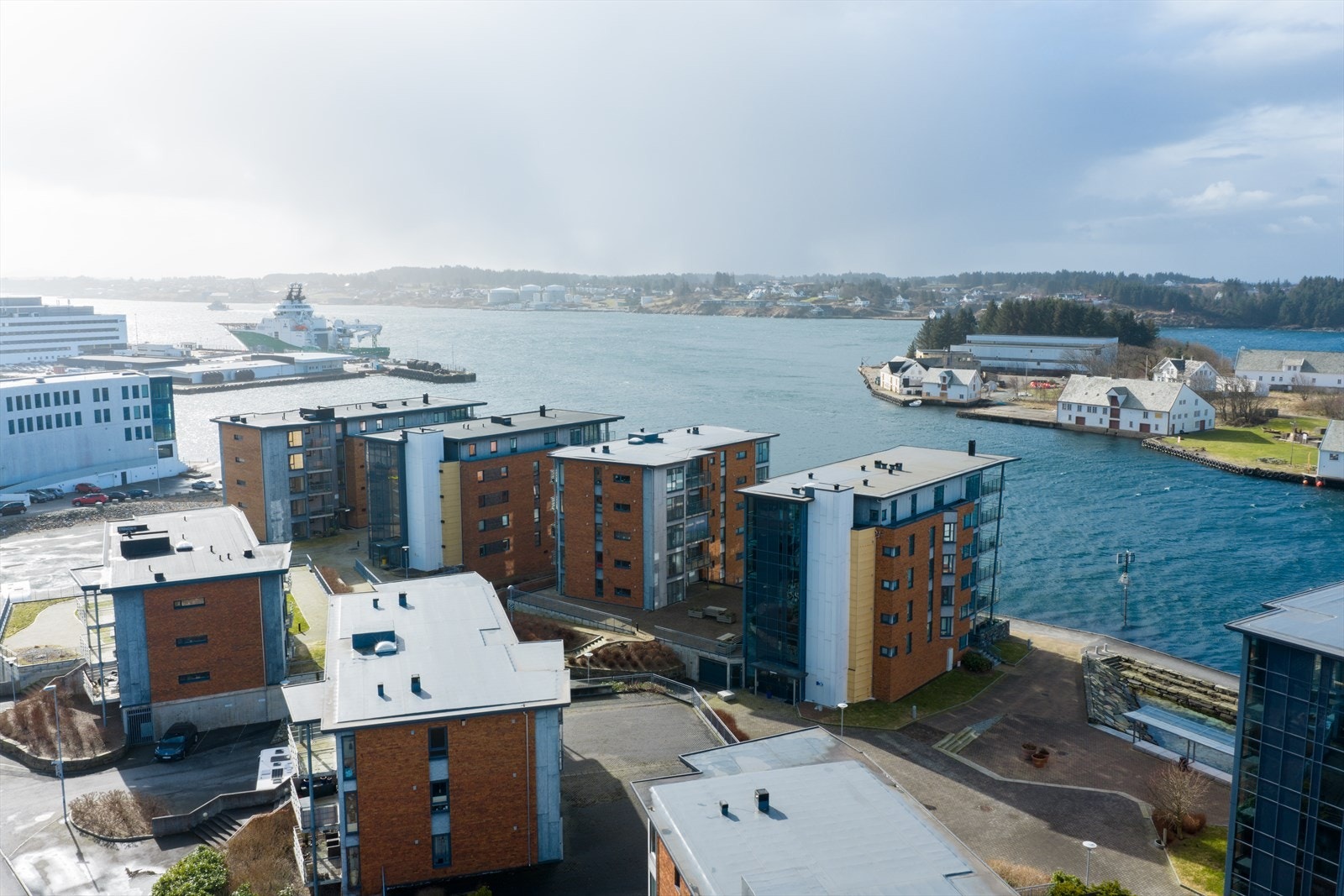Beliggende på vestsiden av Hasseløy og havet som nærmeste nabo. Herfra er det kort gangavstand til sentrum, hvor du finner et bredt utvalg av butikker og kafeer som Haugesund har å by på Galleribilde