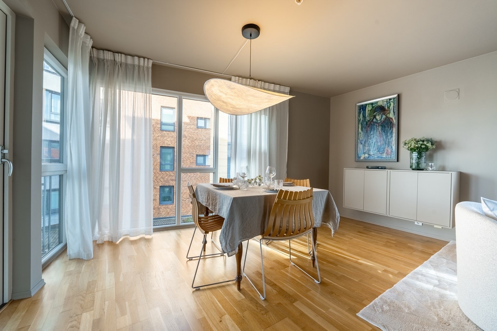 Stuen har god plass til sittegruppe og spisebord Galleribilde