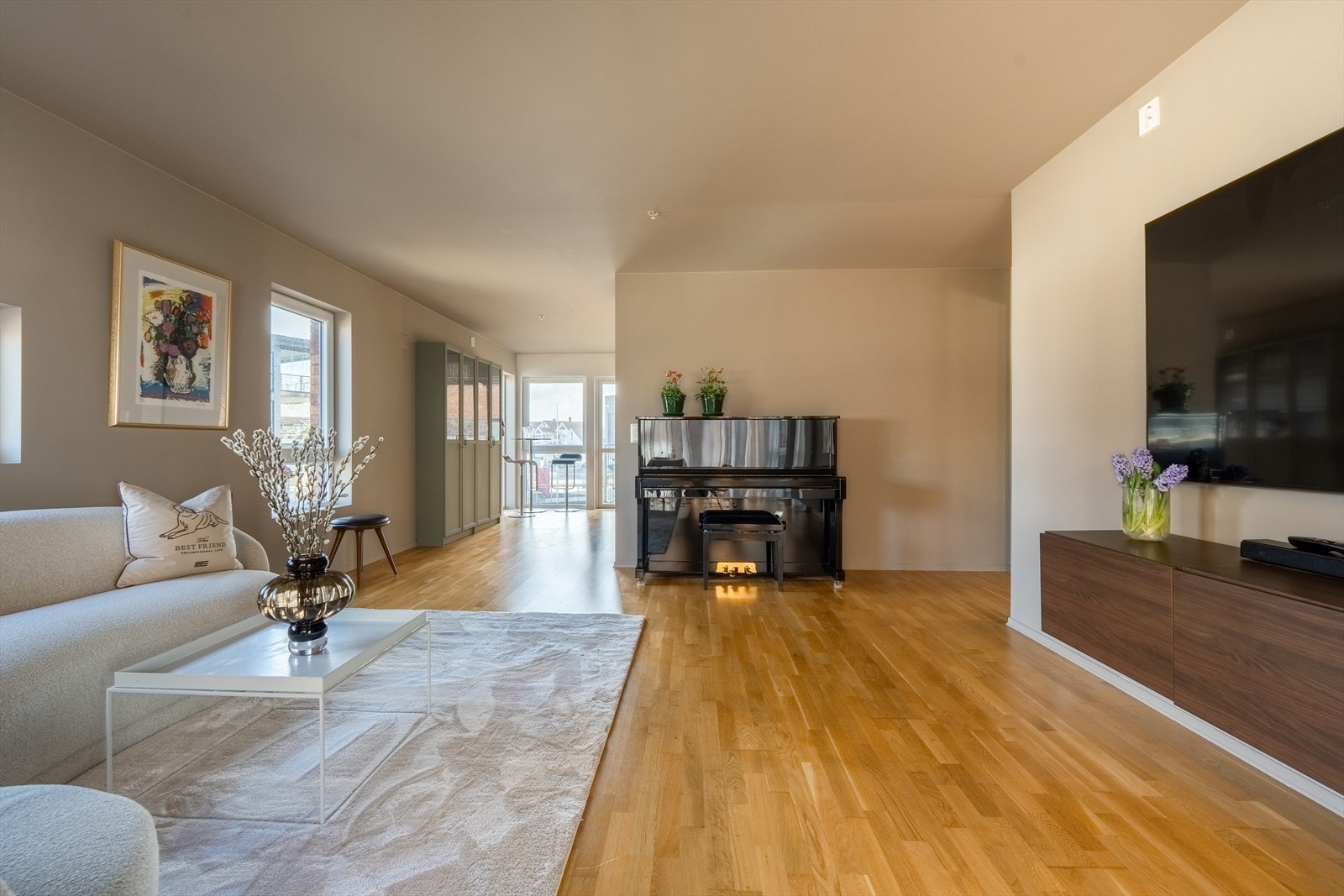 Leiligheten er malt i delikate og behagelige farger Galleribilde