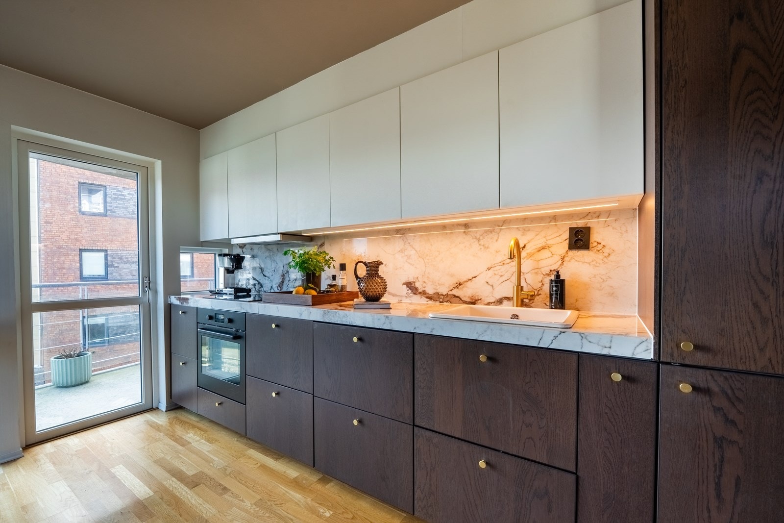 Kjøkkenet er utstyrt med integrert kjøleskap, induksjonstopp, stekeovn og oppvaskmaskin. Galleribilde