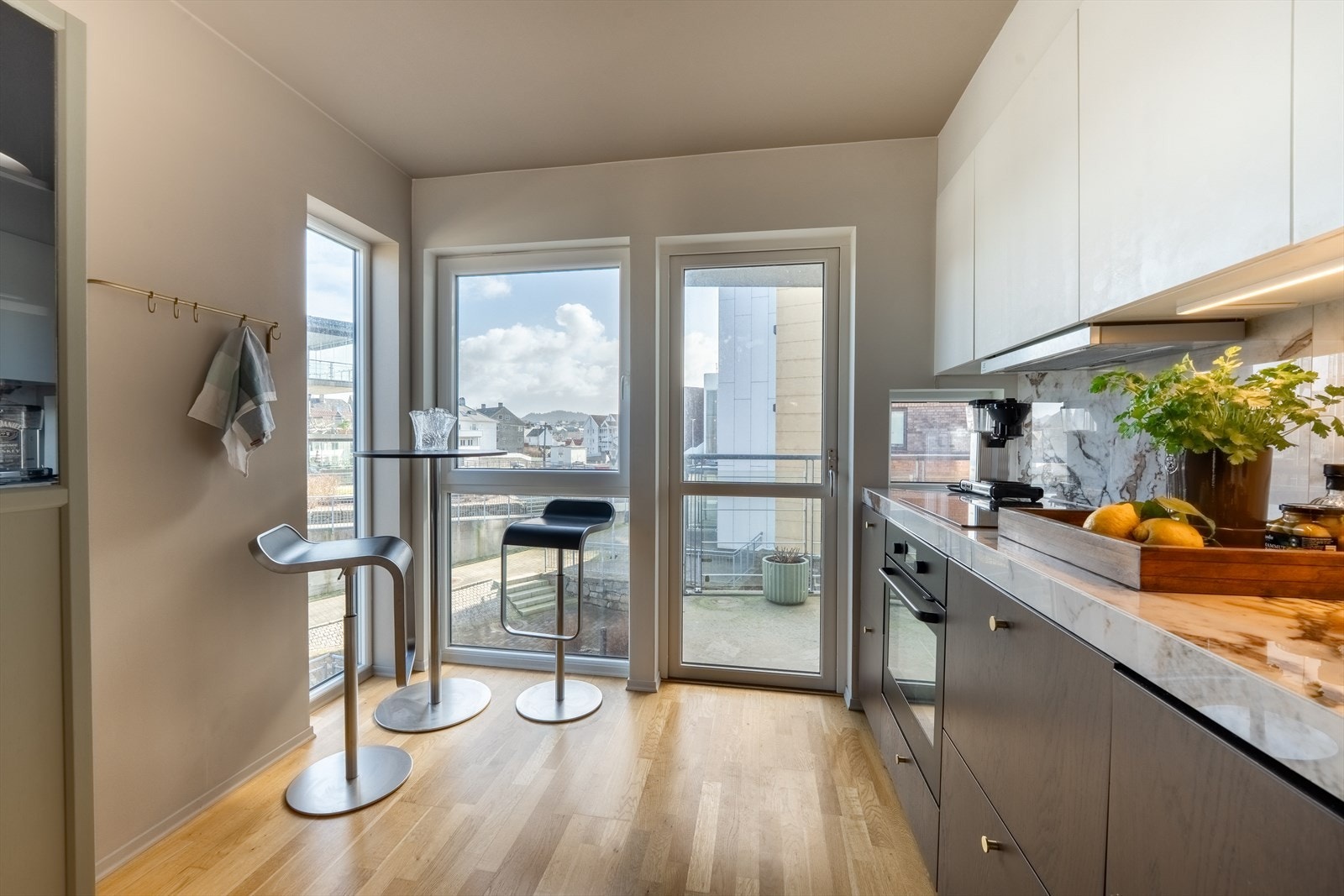 Kjøkkenet har en hyggelig spiseplass, samt utgang til terrasse Galleribilde