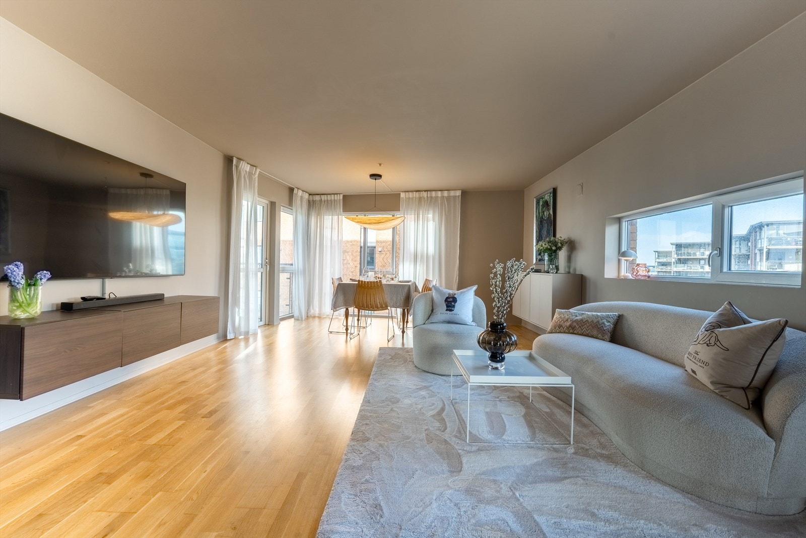 Romslig og gjennomgående stue med store vindusflater som gir rikelig med naturlig lys. Galleribilde