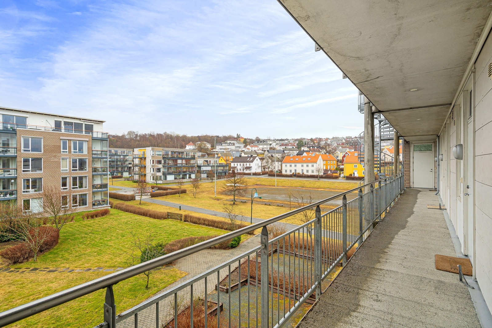 Svalgang vendt mot rolig fellesareal på Rosenborg Park. Det er heis i bygget. Galleribilde