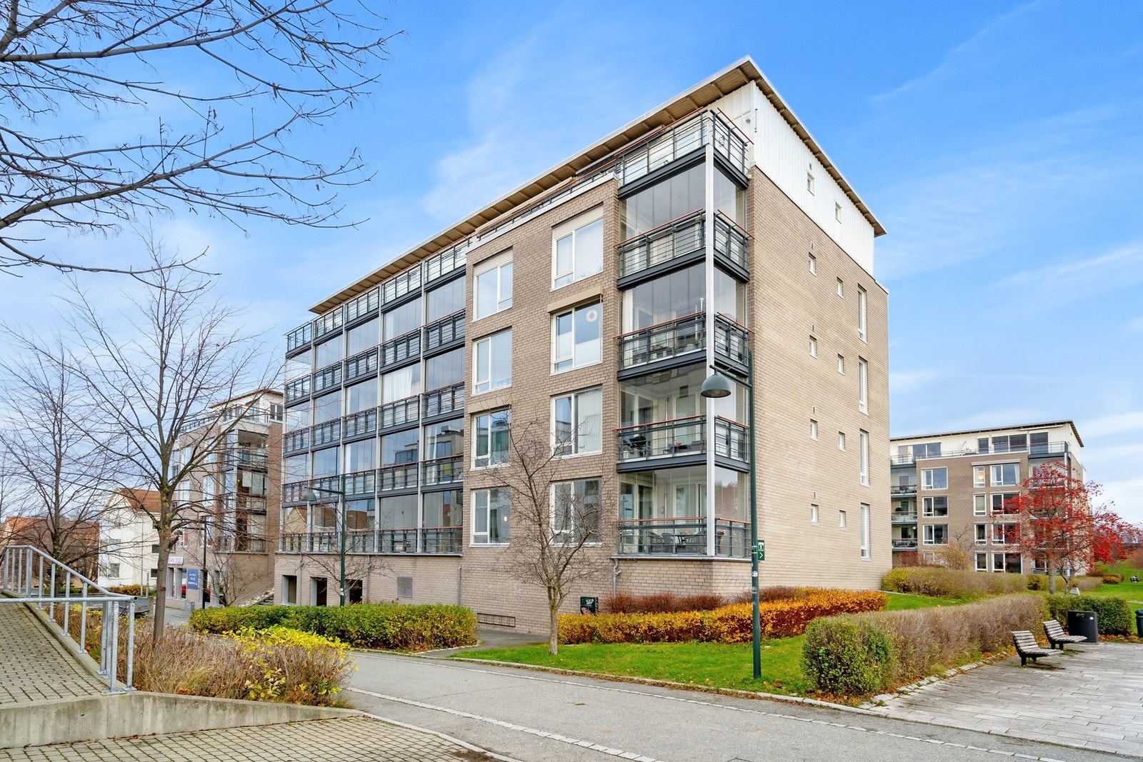 Fasade. Leilighetsbygget har byggeår fra 2005 og denne leiligheten ligger i 3. etasje. Leiligheten disponerer også 1 bod i kjeller. Det er også sykkelparkering i kjelleren. Galleribilde