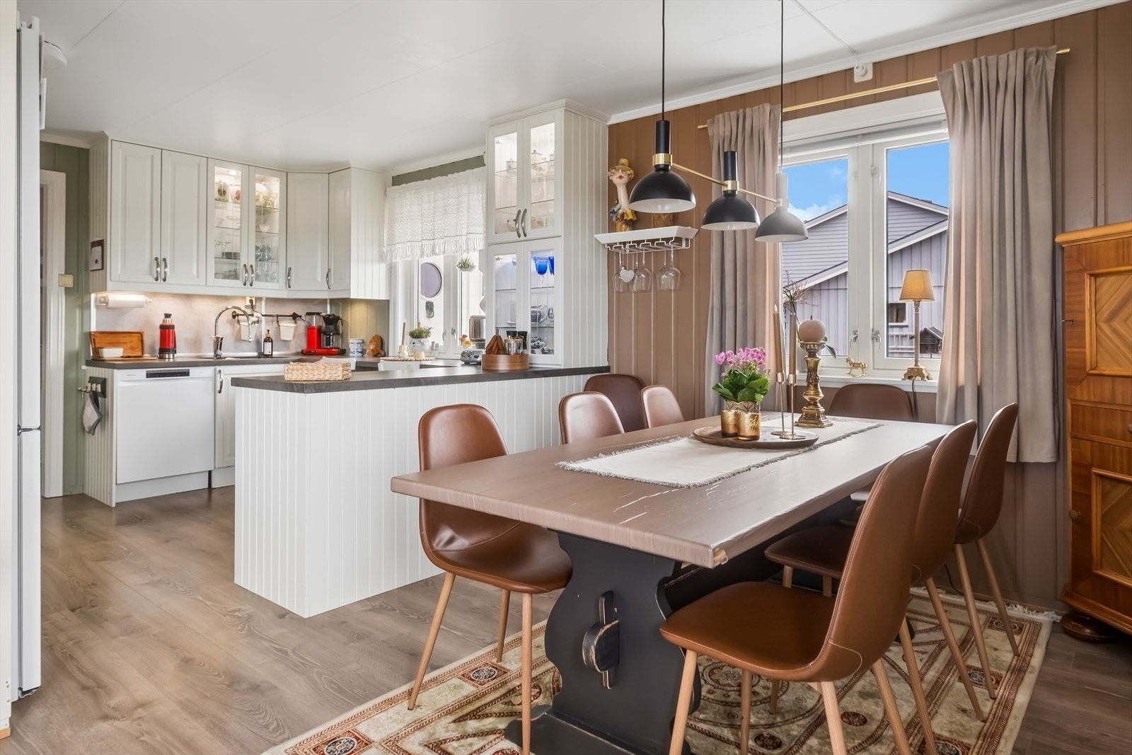 Spiseplass i tilknytning til kjøkken. Galleribilde