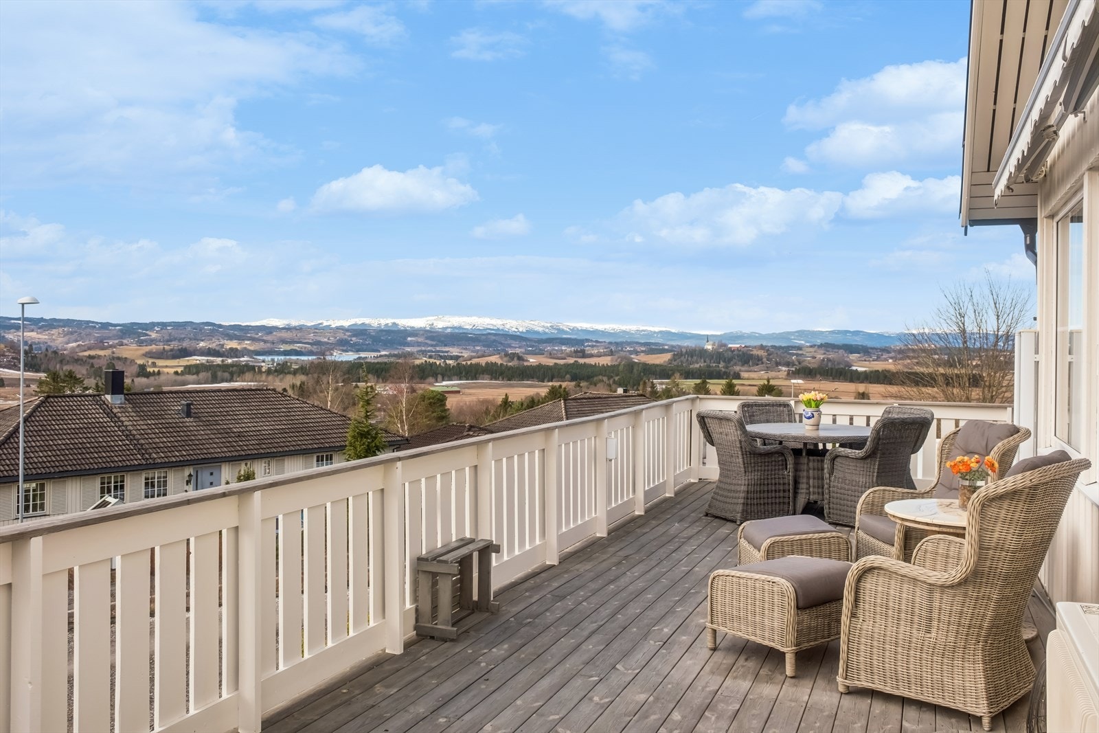 Stor terrasse som går rundt store deler av huset. Galleribilde