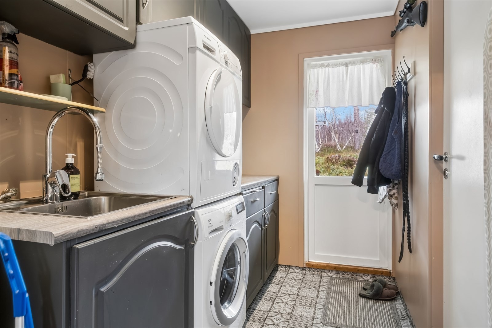 Vaskerom med egen utgang til skjermet uteområde. Galleribilde