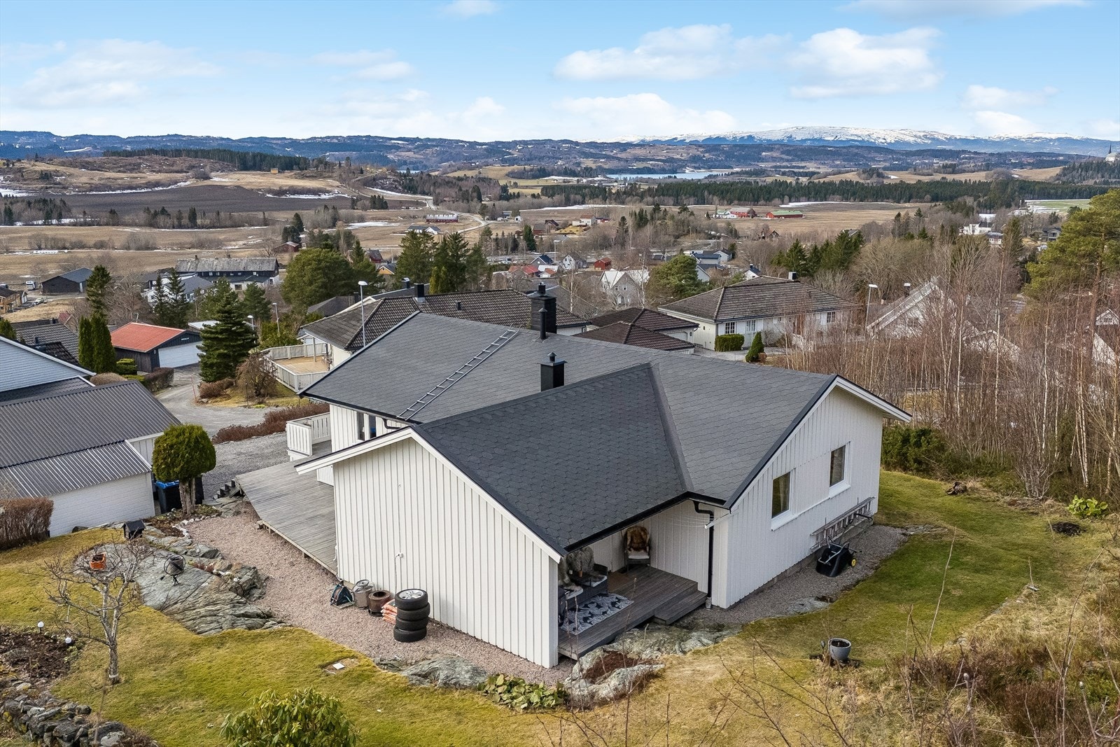 Friområder bak huset. Flott sørvestvendt utsikt. Galleribilde
