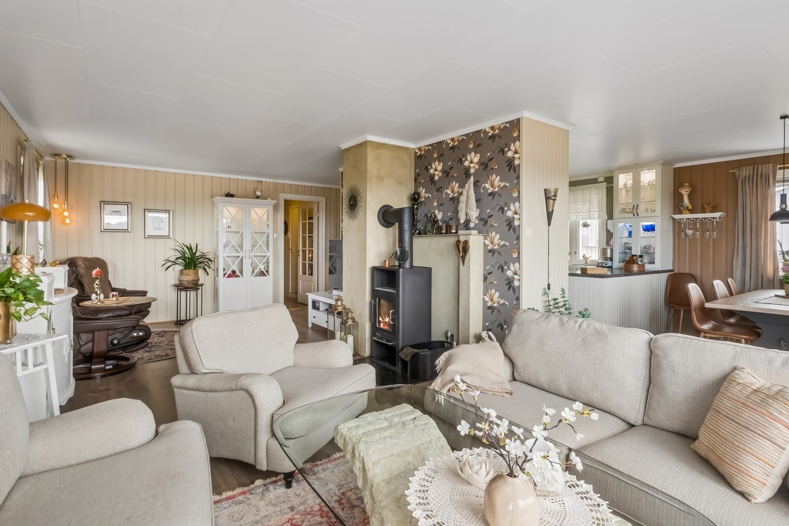 Egen sone for tv, sofa og spisestue. Galleribilde