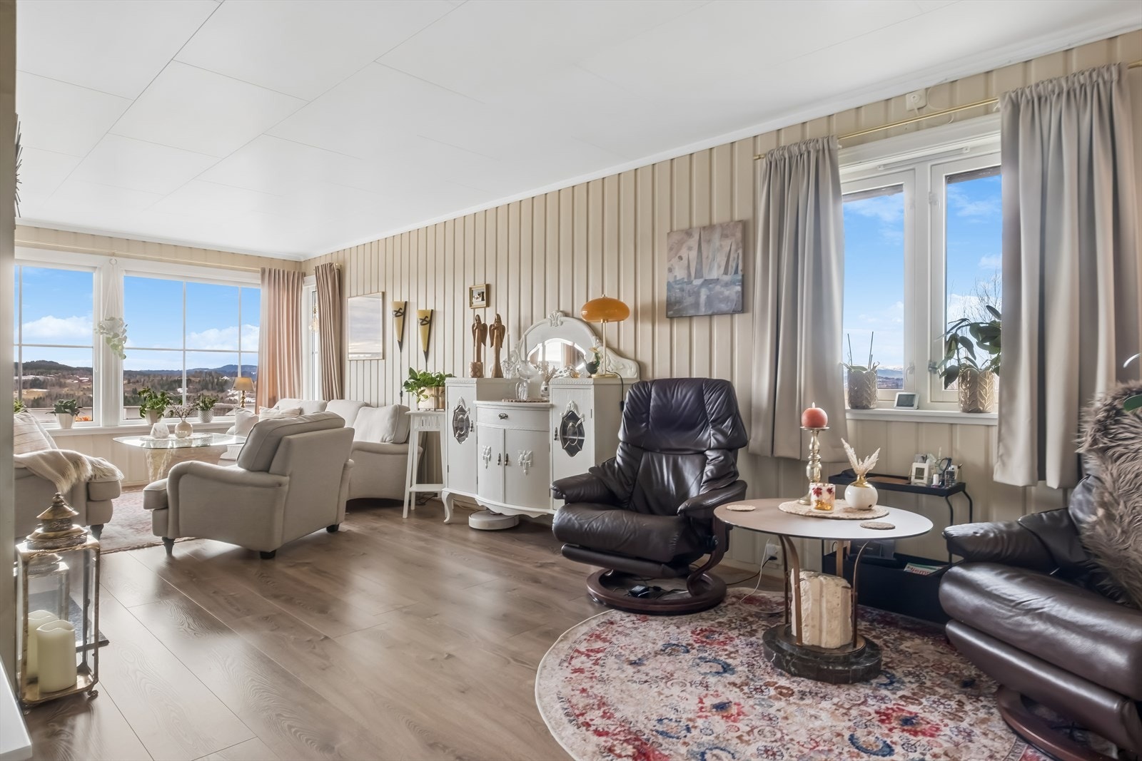 Fin stueløsning med flere soner for møblering. Galleribilde