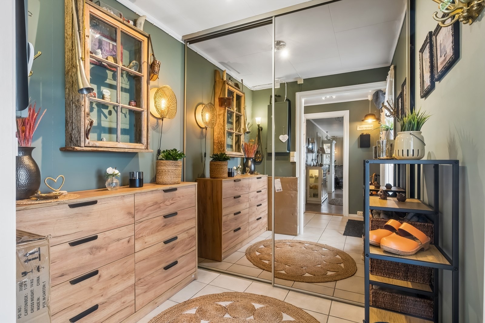 Romslig gang med skyvedørsgarderobe. Galleribilde