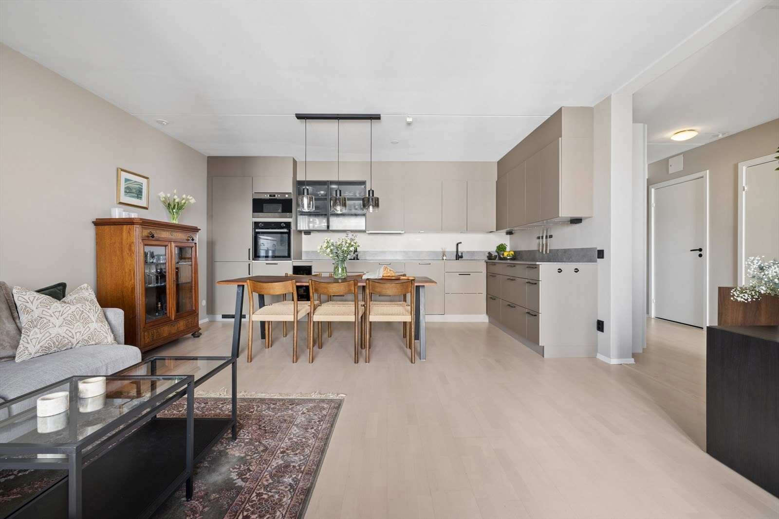 Velkommen til Bergensgata 40A! Her møtes du av en åpen og sosial planløsning mellom stue og kjøkken. Galleribilde