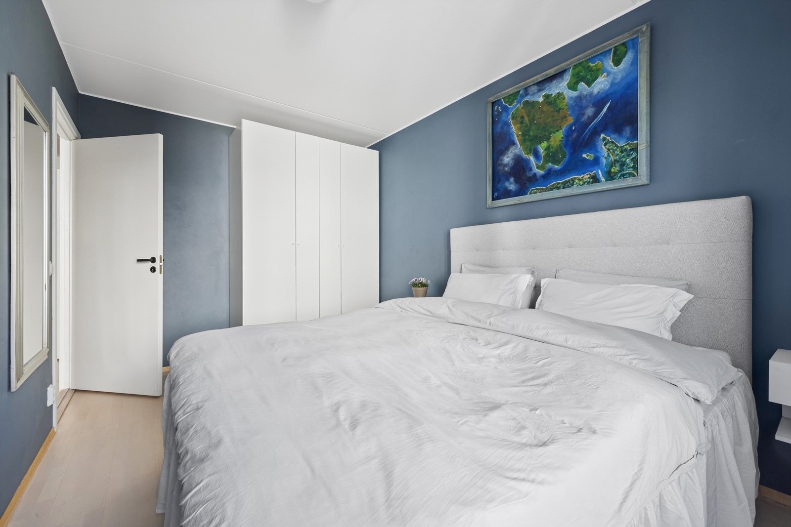 Hovedsoverommet er utstyrt med en ny, åpen garderobeløsning installert i 2022-2023. Galleribilde