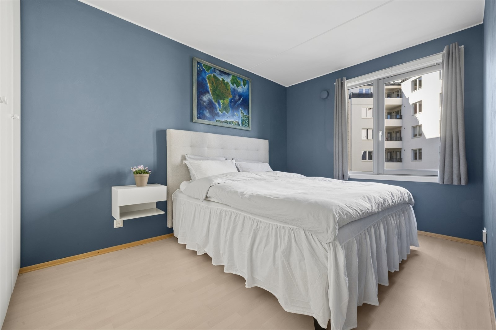 Rommet har god plass til dobbeltseng. Galleribilde