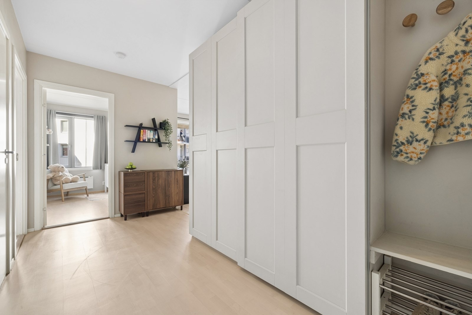 Gjennomgående trestavs parkett er slipt og lakkert i 2022-2023, noe som gir et helhetlig inntrykk. Galleribilde