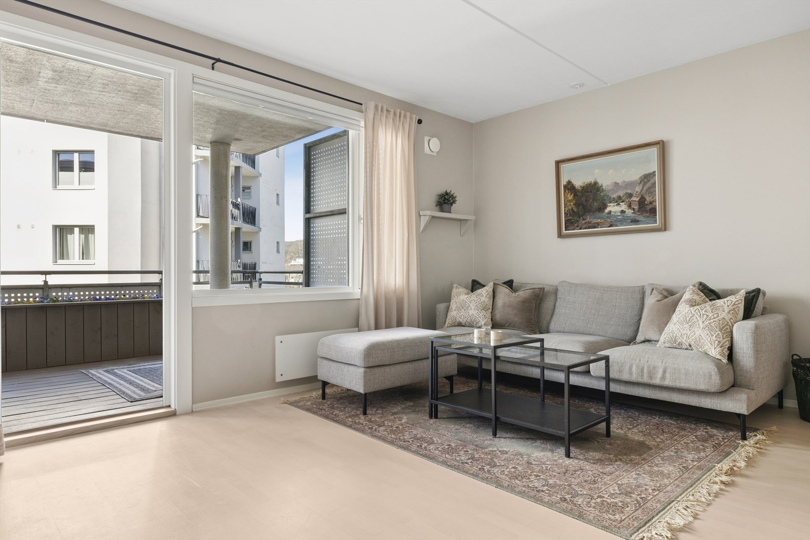 Fra stuen er det direkte utgang til en romslig balkong på 10 m². Galleribilde