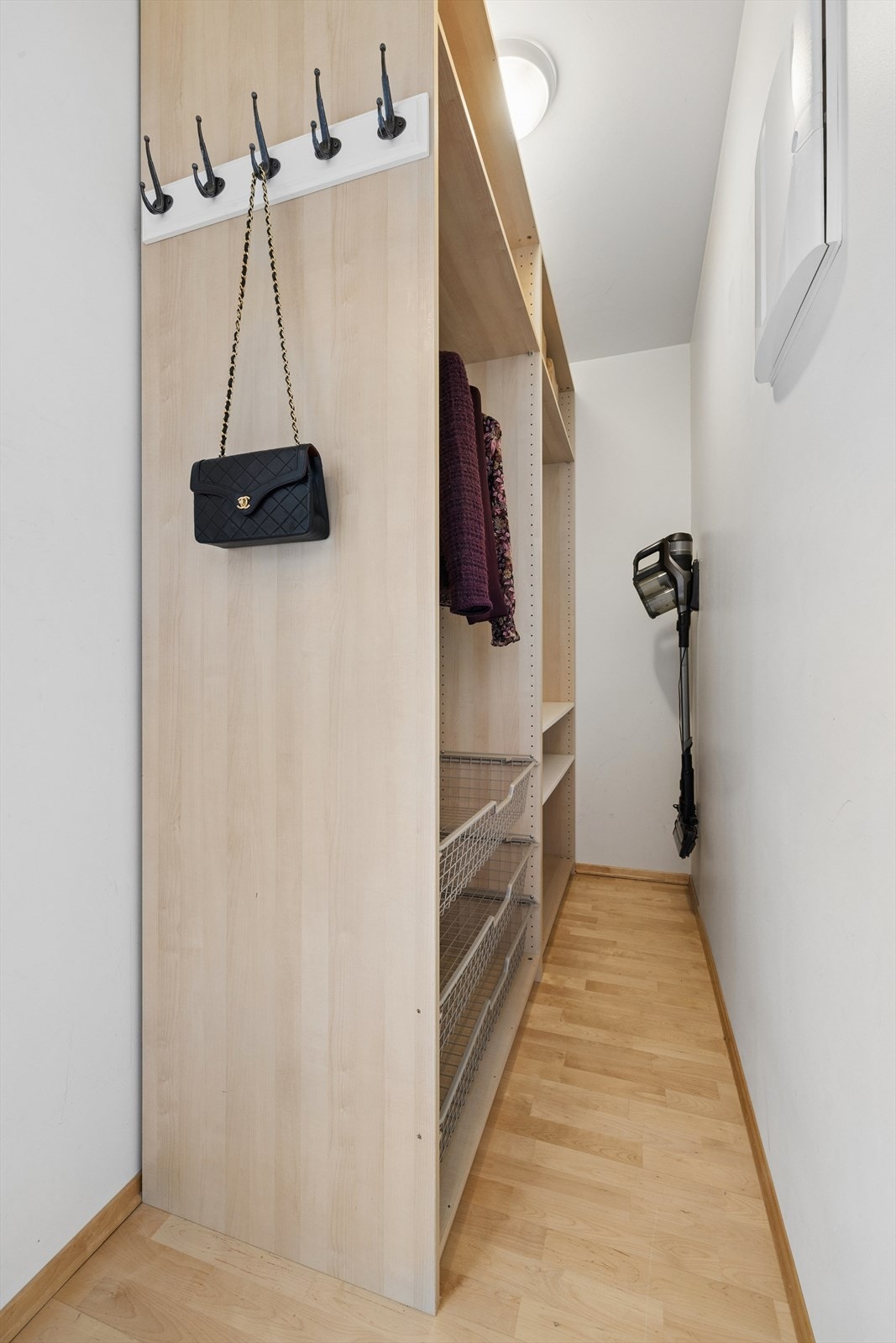 En praktisk intern bod på 3 m² gir ekstra lagringsplass. Her er også sikringsskapet plassert. Galleribilde