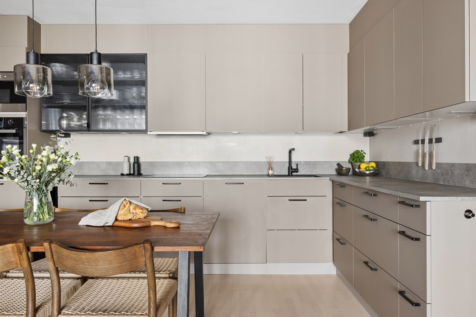 Kjøkkenet fra Kvik, nytt i 2023, har glatte fronter, laminatbenkeplate og integrerte hvitevarer. Galleribilde