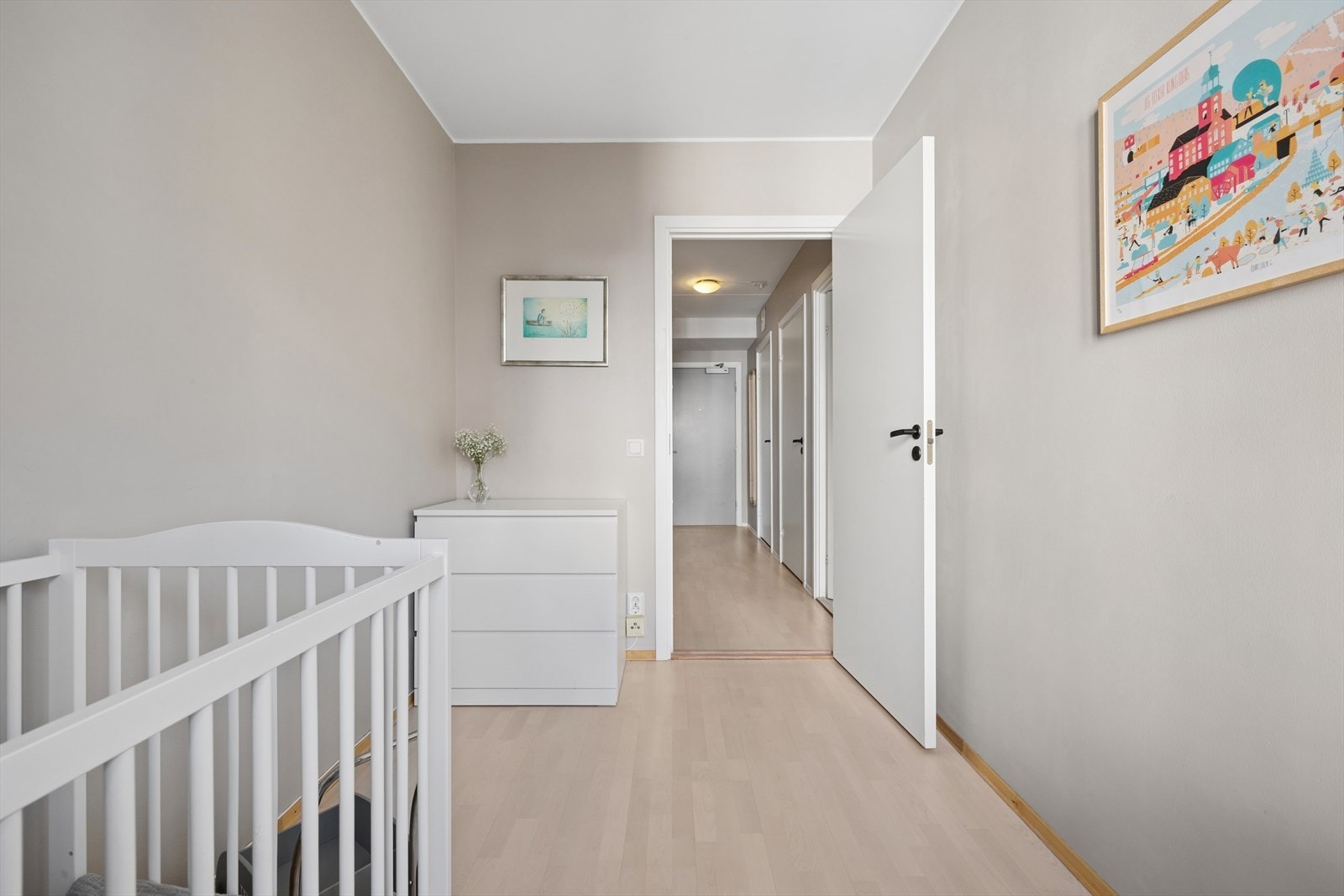 Også her er gulvet slipt og lakkert, og veggene ble malt i 2022-2023. Galleribilde