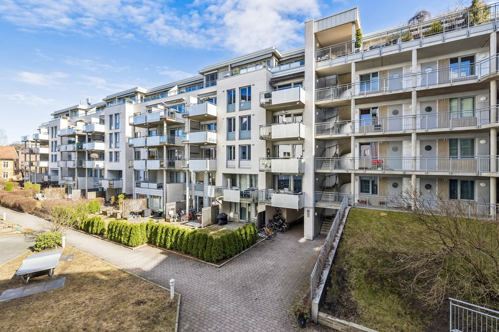 Bygget fra 2004 har en fasade forblendet med teglstein og er utstyrt med personheis. Galleribilde