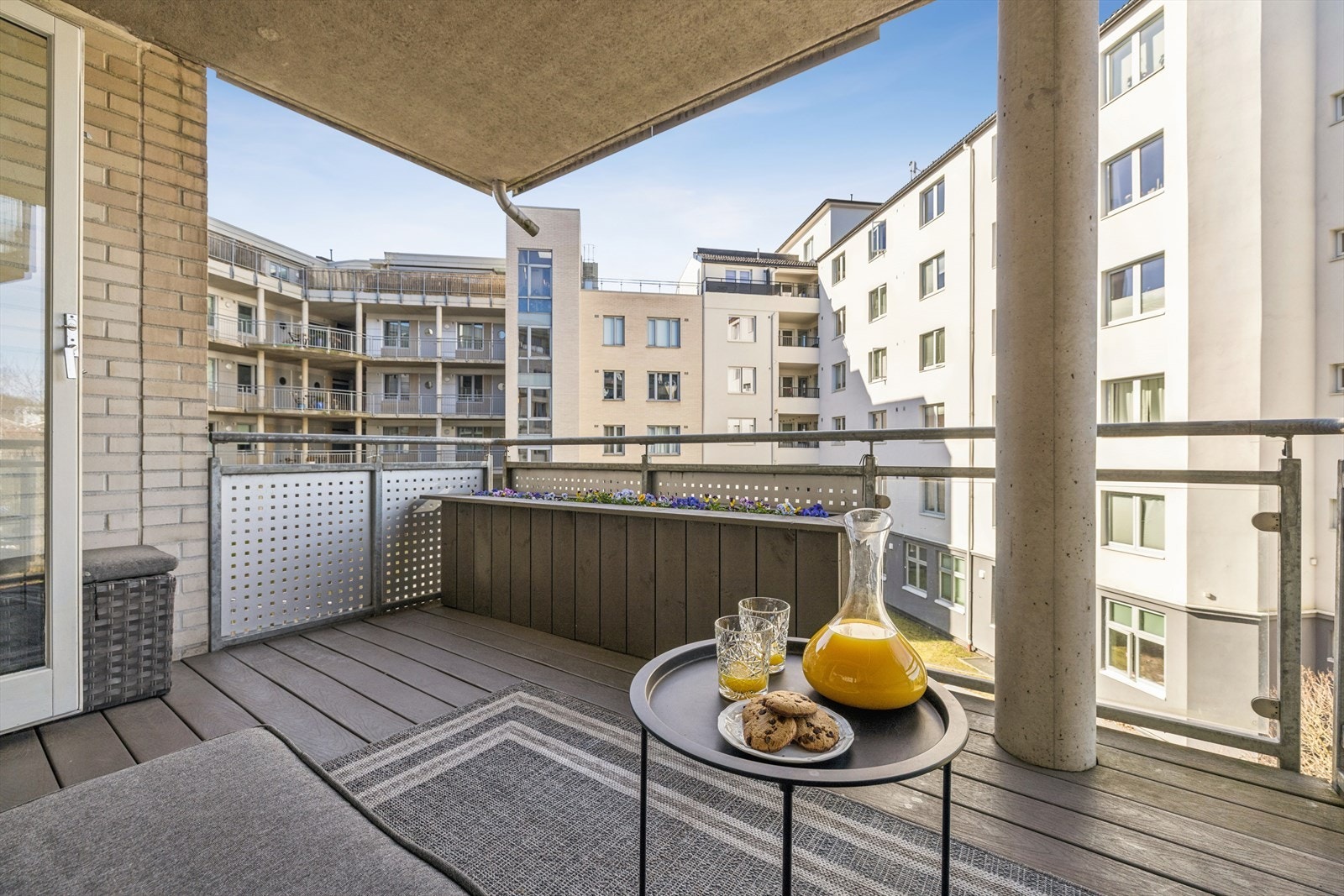 Balkongen vender inn mot et rolig og pent opparbeidet gårdsrom. Galleribilde