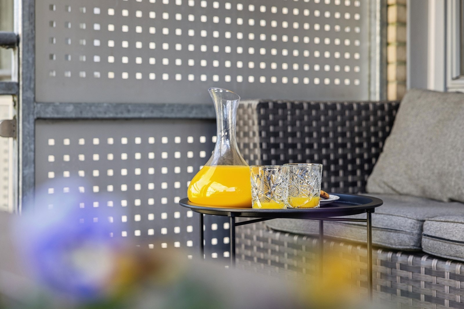 Rekkverket er i rustfritt stål med felter i herdet glass. Galleribilde