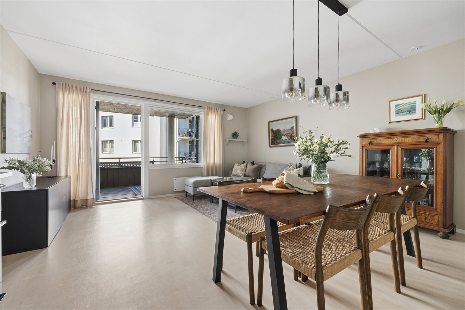 Vegger i stue og kjøkken ble malt i 2022-2023, og himlingshøyden er målt til 2,51 m. Galleribilde