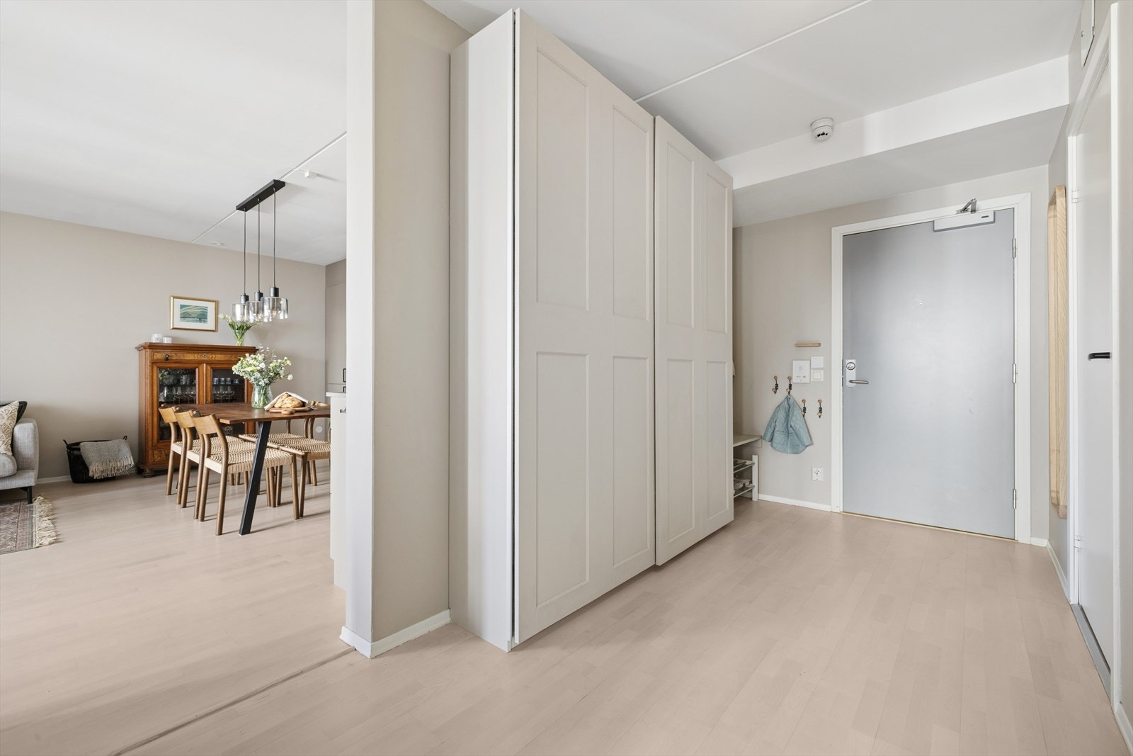 Entréen er utstyrt med en ny skyvedørsgarderobe fra 2022-2023, som gir rikelig med oppbevaringsplass. Galleribilde