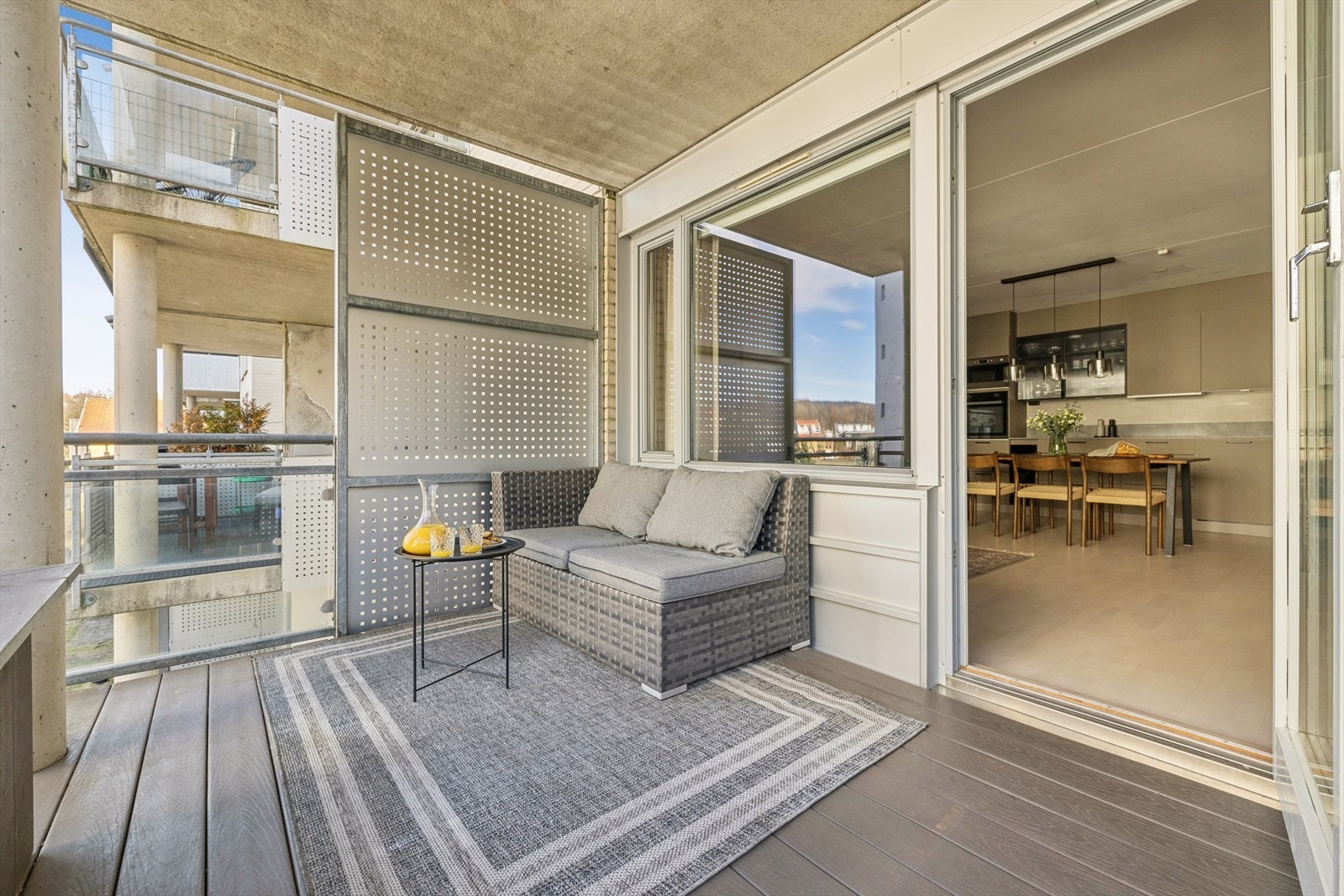 Her er det god plass til en sittegruppe for å nyte dagene utendørs. Galleribilde