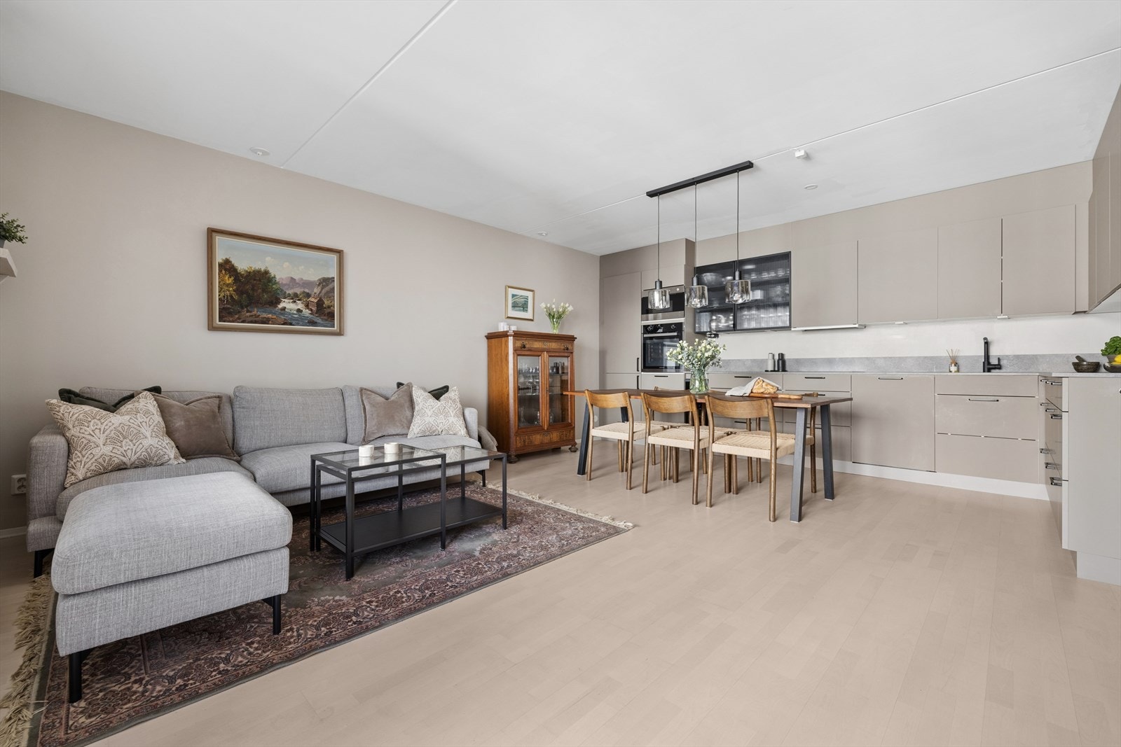 Den åpne løsningen gir en sosial sone med god plass til både sofagruppe og spisebord. Galleribilde