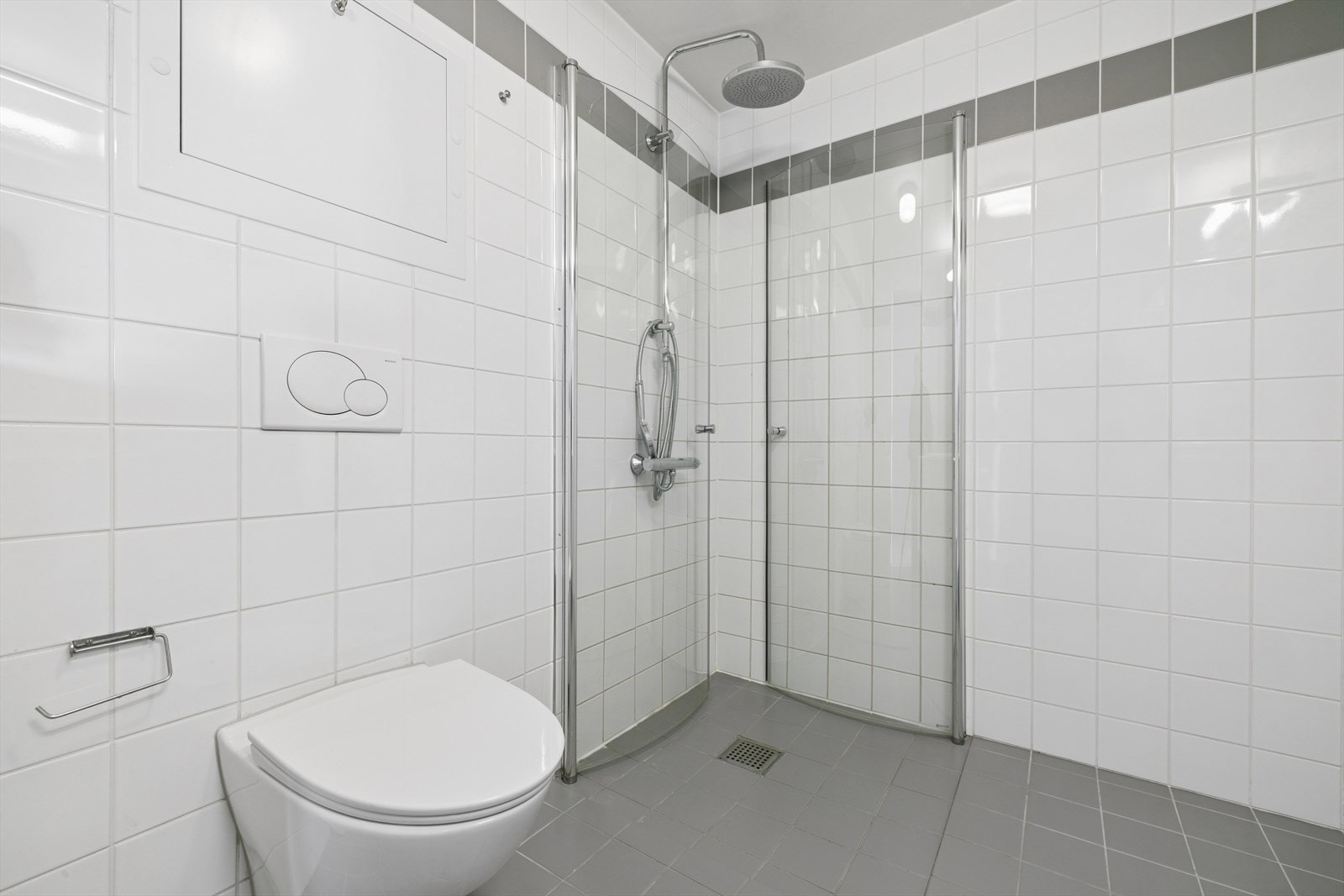 Dusjsonen har innfellbare dører i herdet glass, og toalettet er et nytt vegghengt klosett fra 2022-2023. Galleribilde