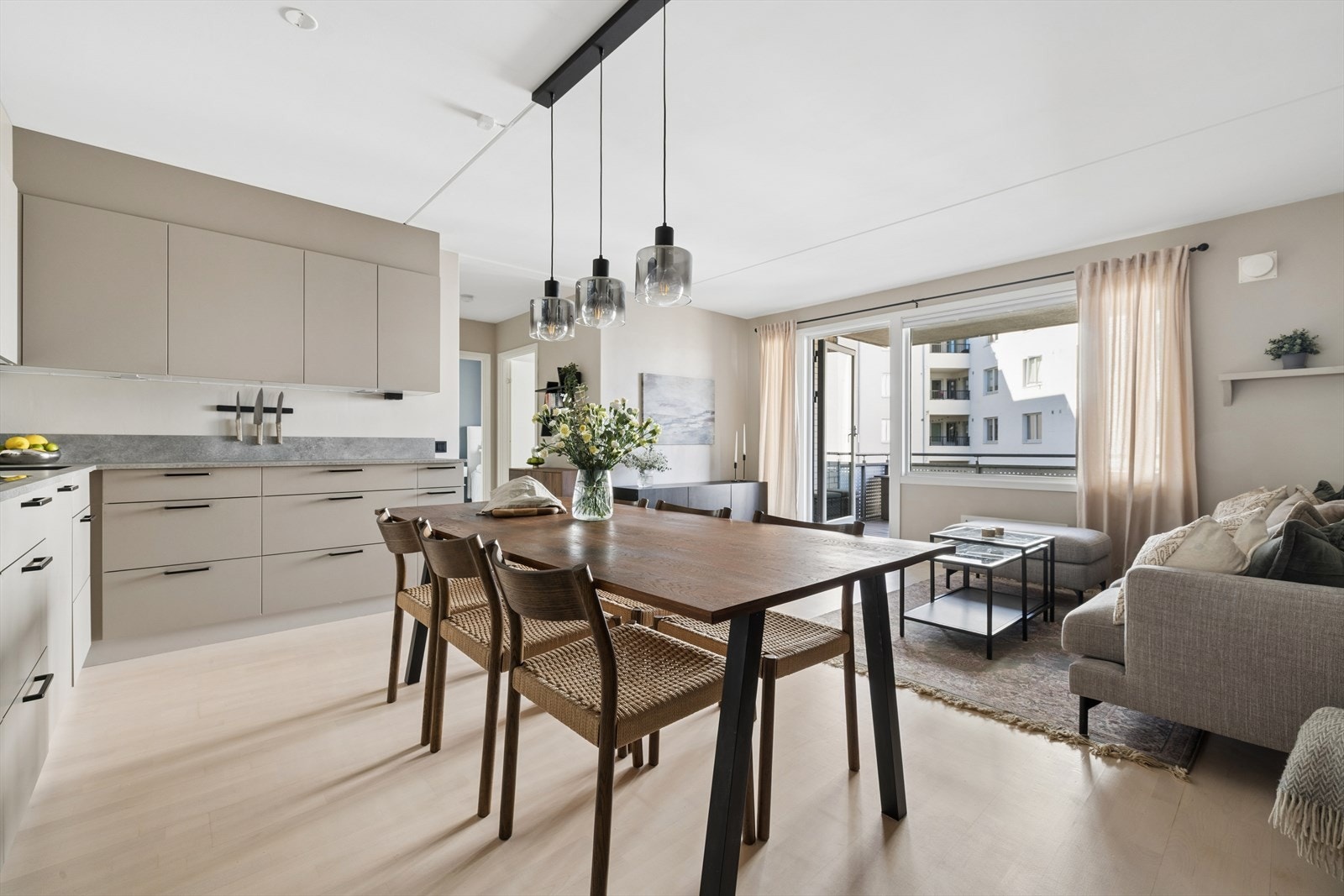 Store vindusflater og utgang til balkongen gir rommet en lys og luftig atmosfære. Galleribilde