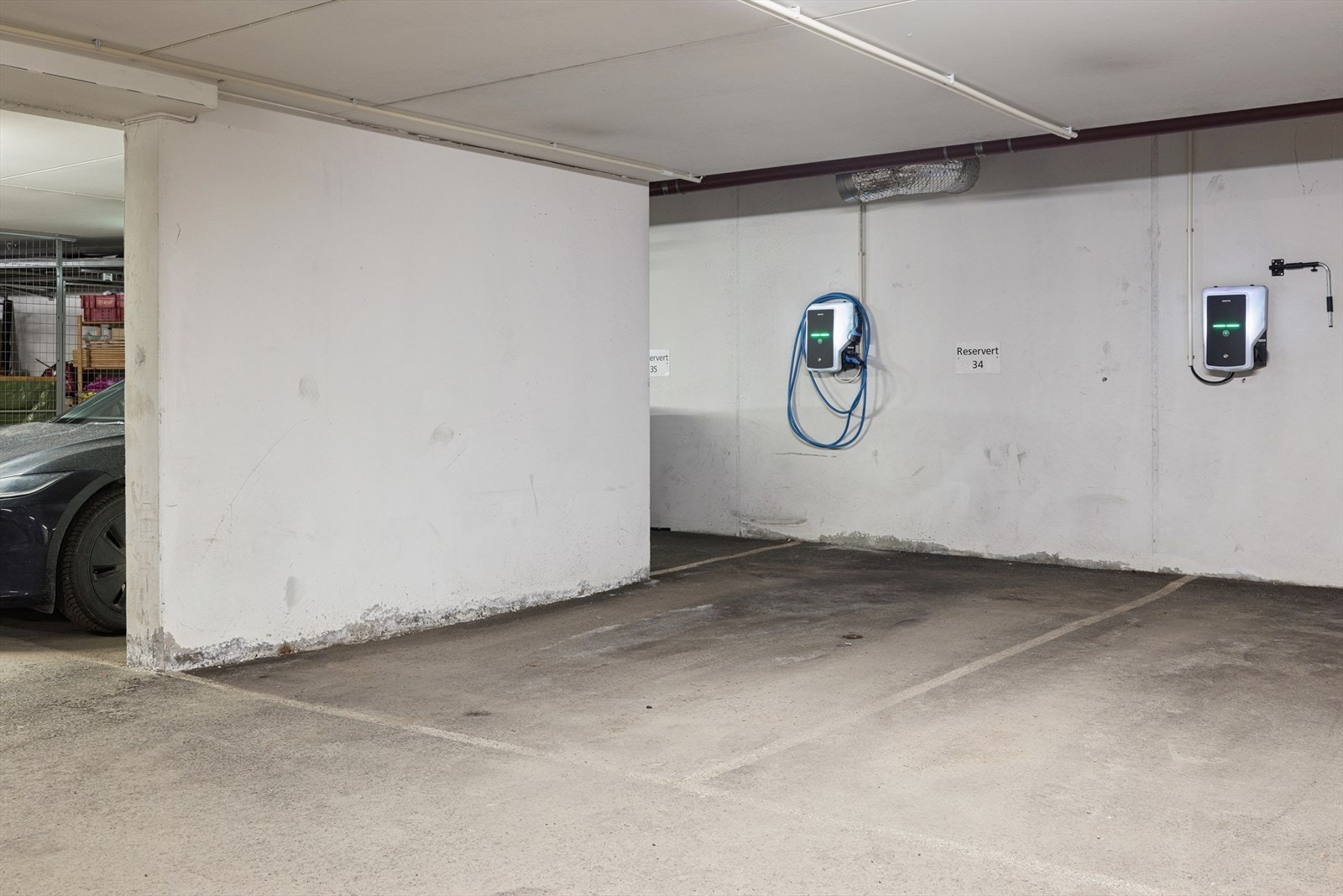 Til leiligheten hører en parkeringsplass i felles garasjeanlegg, med ladeboks for elbil montert i 2023. Galleribilde