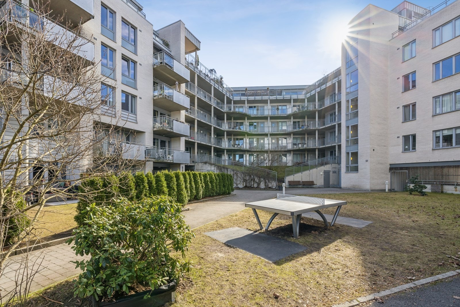 Sameiet har velholdte fellesarealer med sittegrupper og lekeapparater. Galleribilde