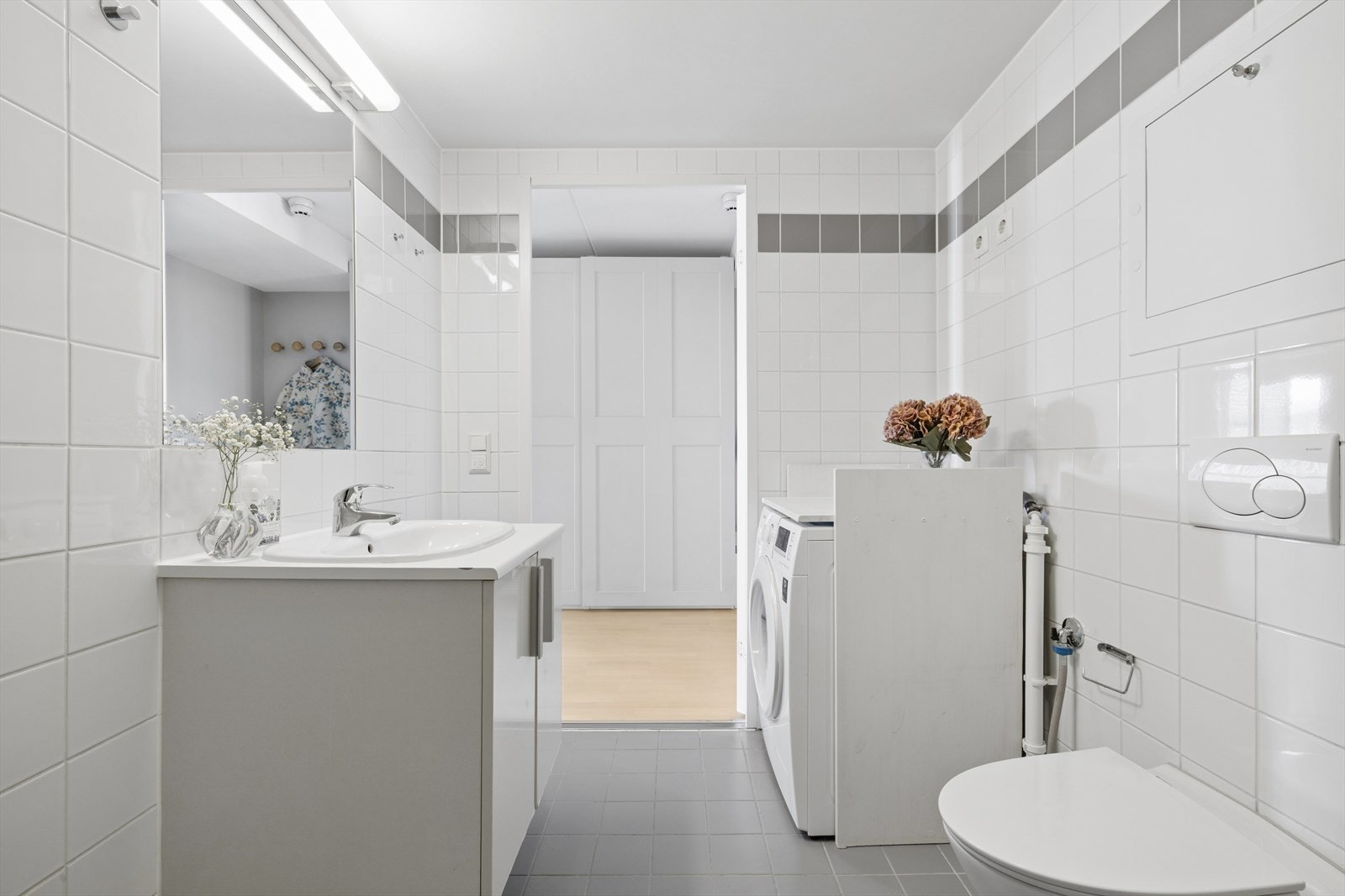 Baderomsinnredningen består av benkeskap med glatte fronter og innfliset speil. Galleribilde