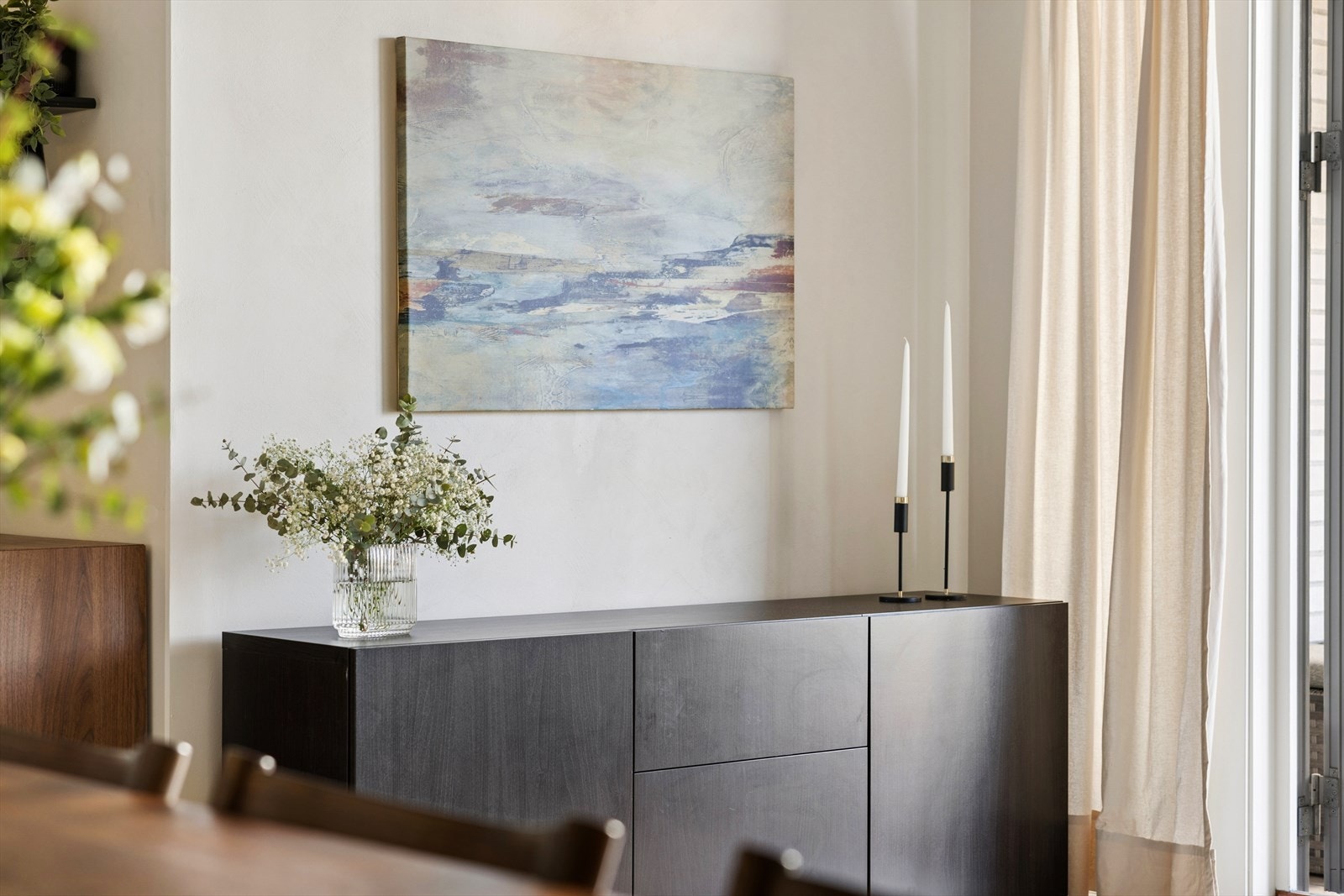 Detaljene er gjennomførte, med slette, malte overflater. Galleribilde