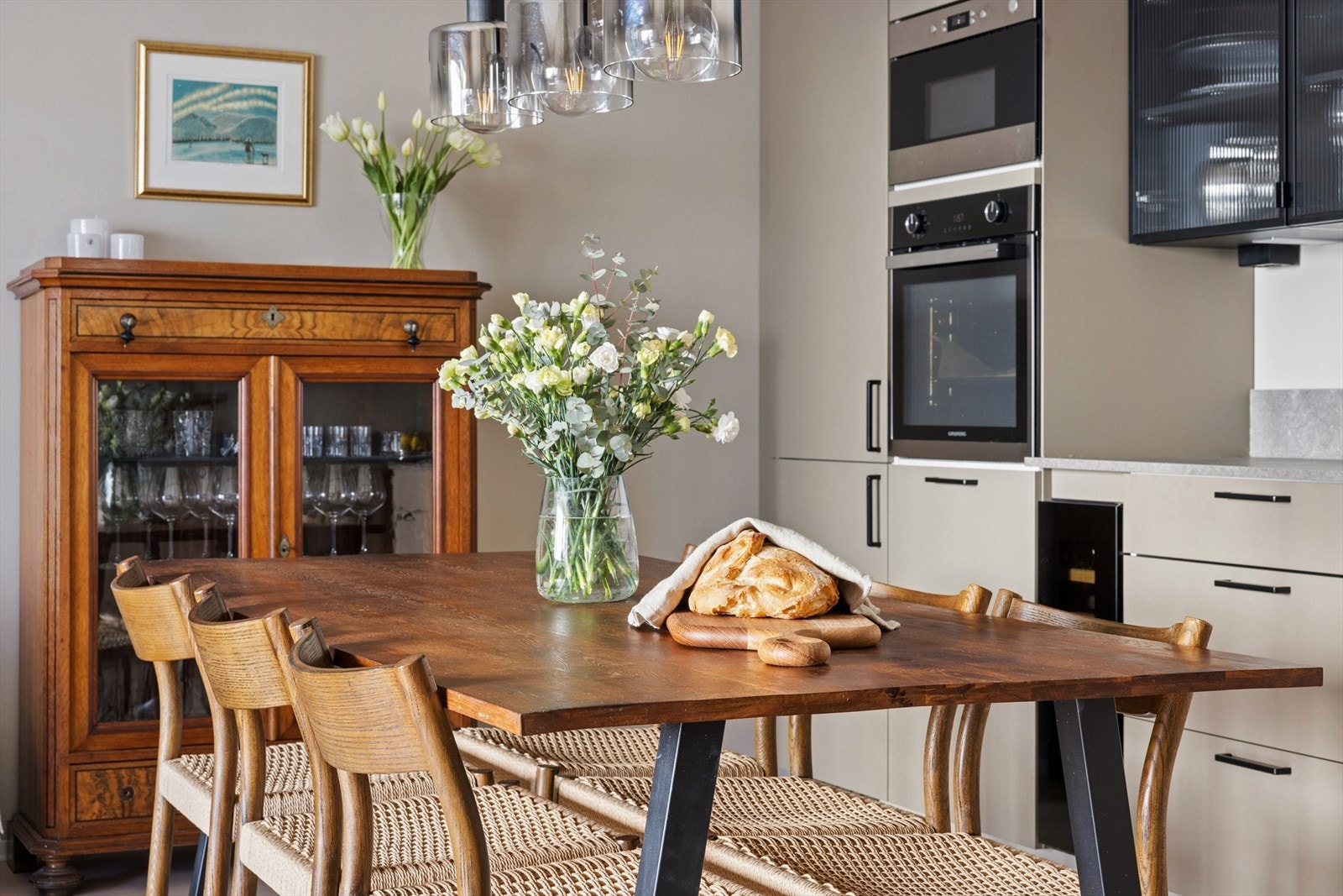 Spiseplassen er en naturlig del av allrommet, med nærhet til kjøkkenet. Galleribilde