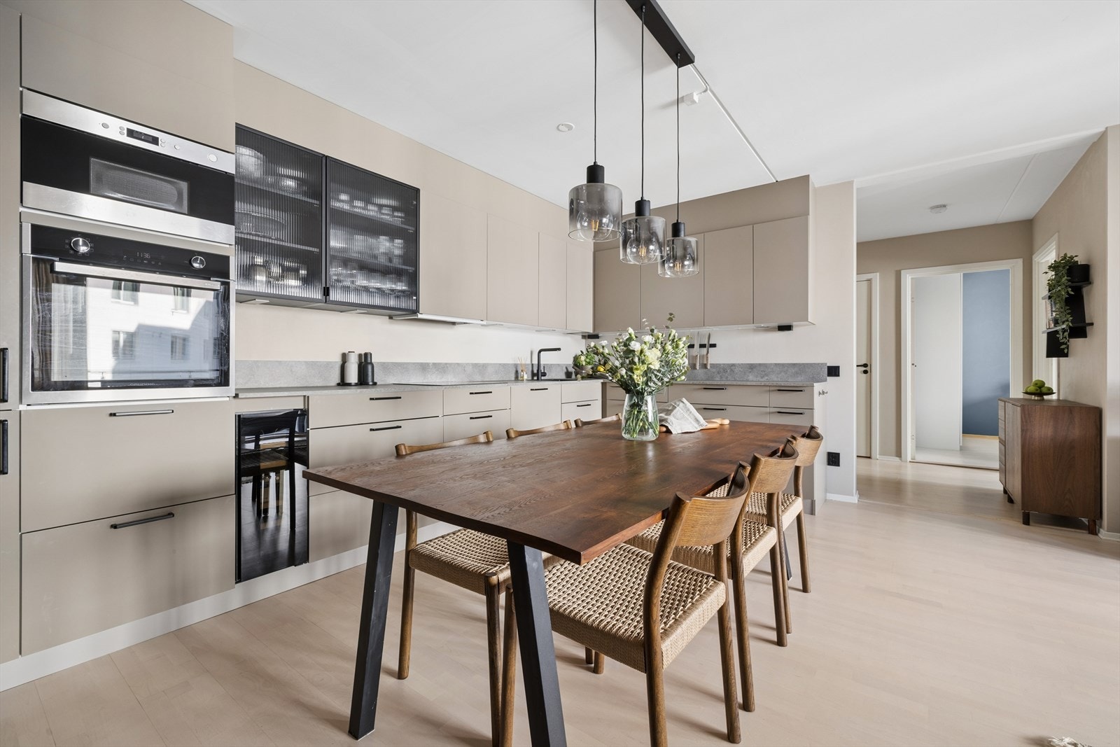 Hvitevarene inkluderer integrert stekeovn, mikrobølgeovn og et eget vinskap. Galleribilde