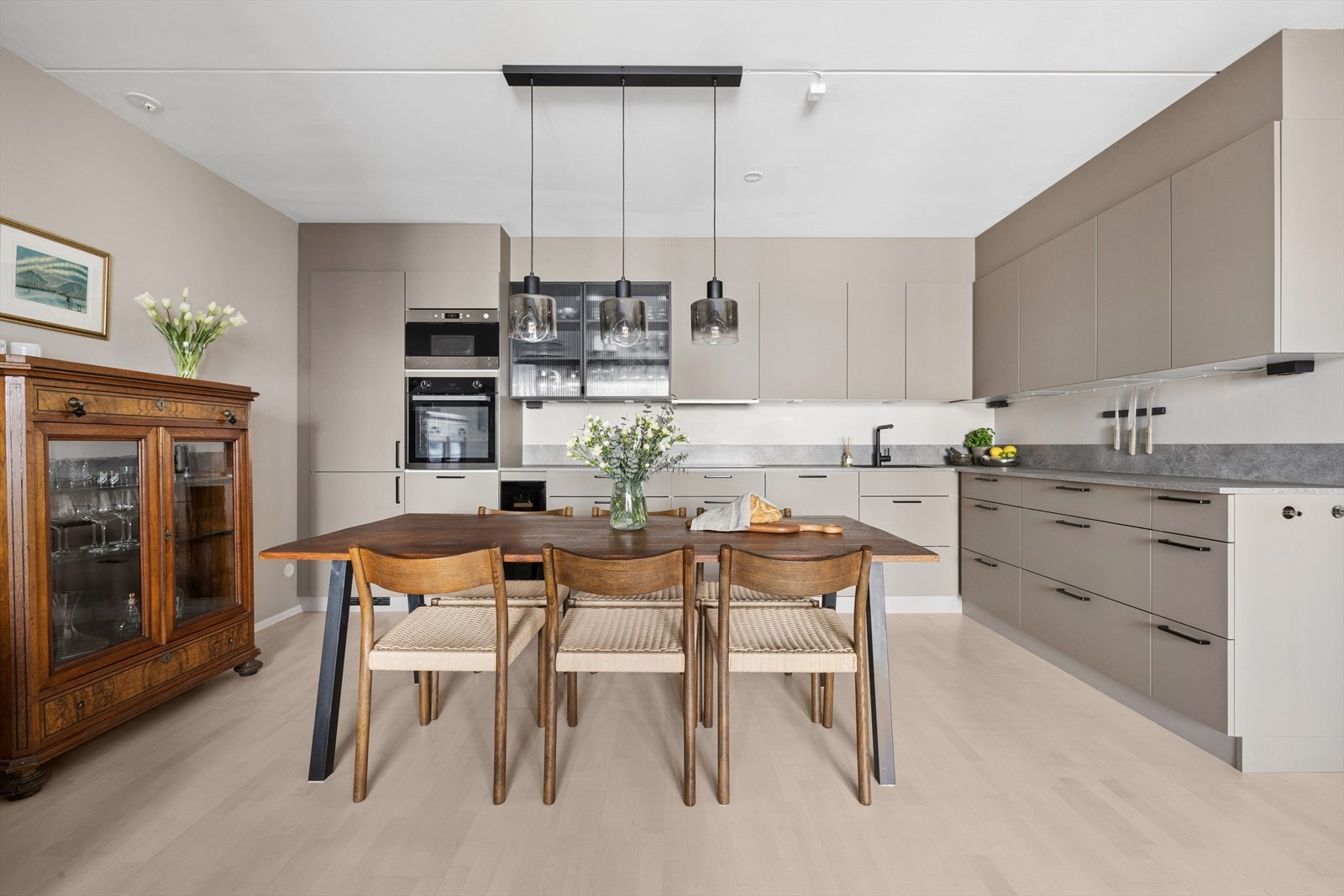 Kjøkkenet er sikret med automatisk vannstopper og komfyrvakt. Galleribilde