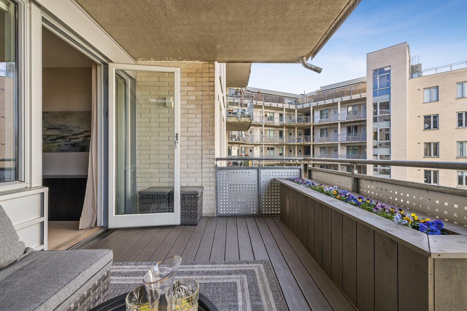 Balkongen er en fin forlengelse av stuen, med dekke av komposittbord. Galleribilde