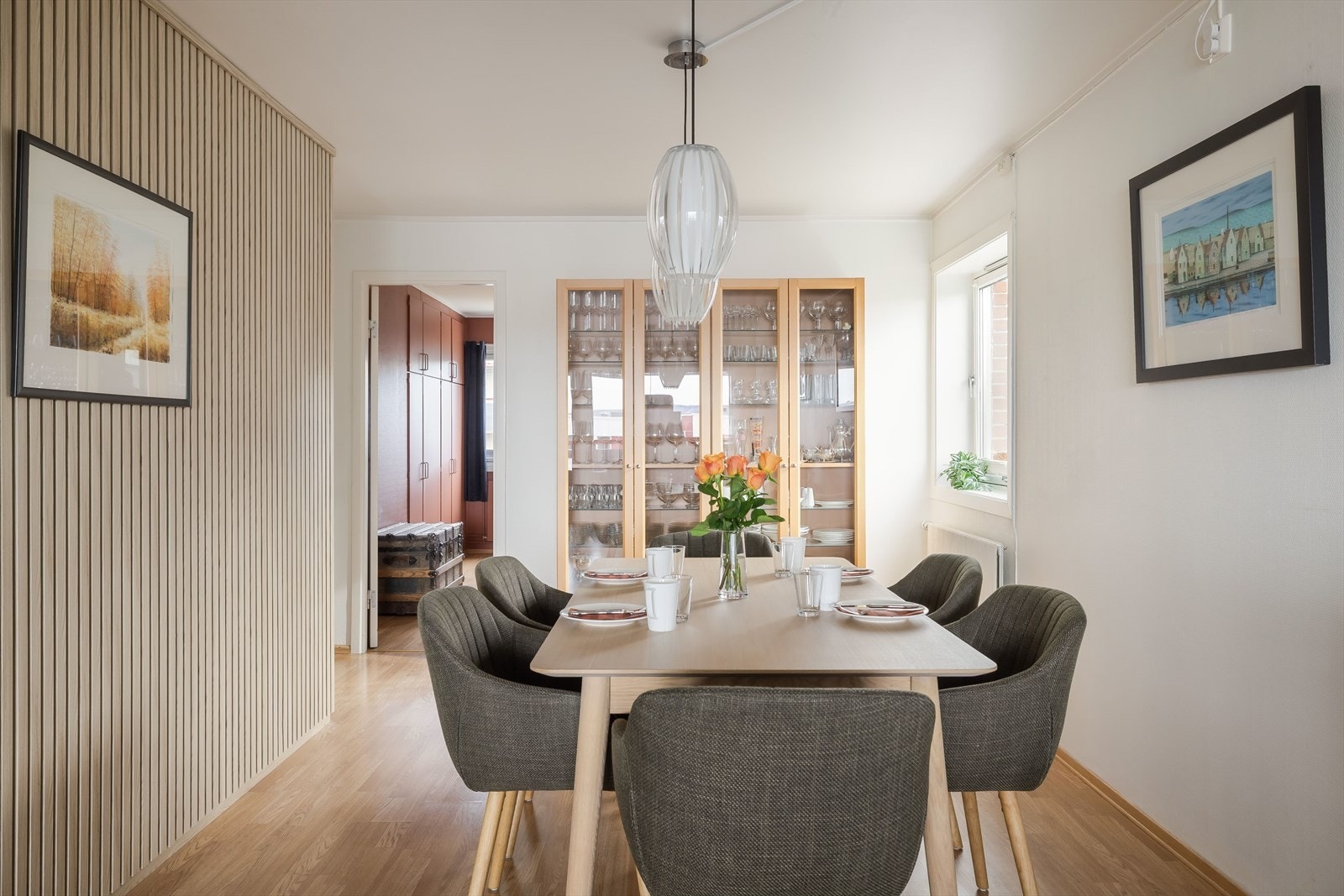 Det er også god plass til andre ønskelige møbler som f.eks. vitrineskap. Galleribilde