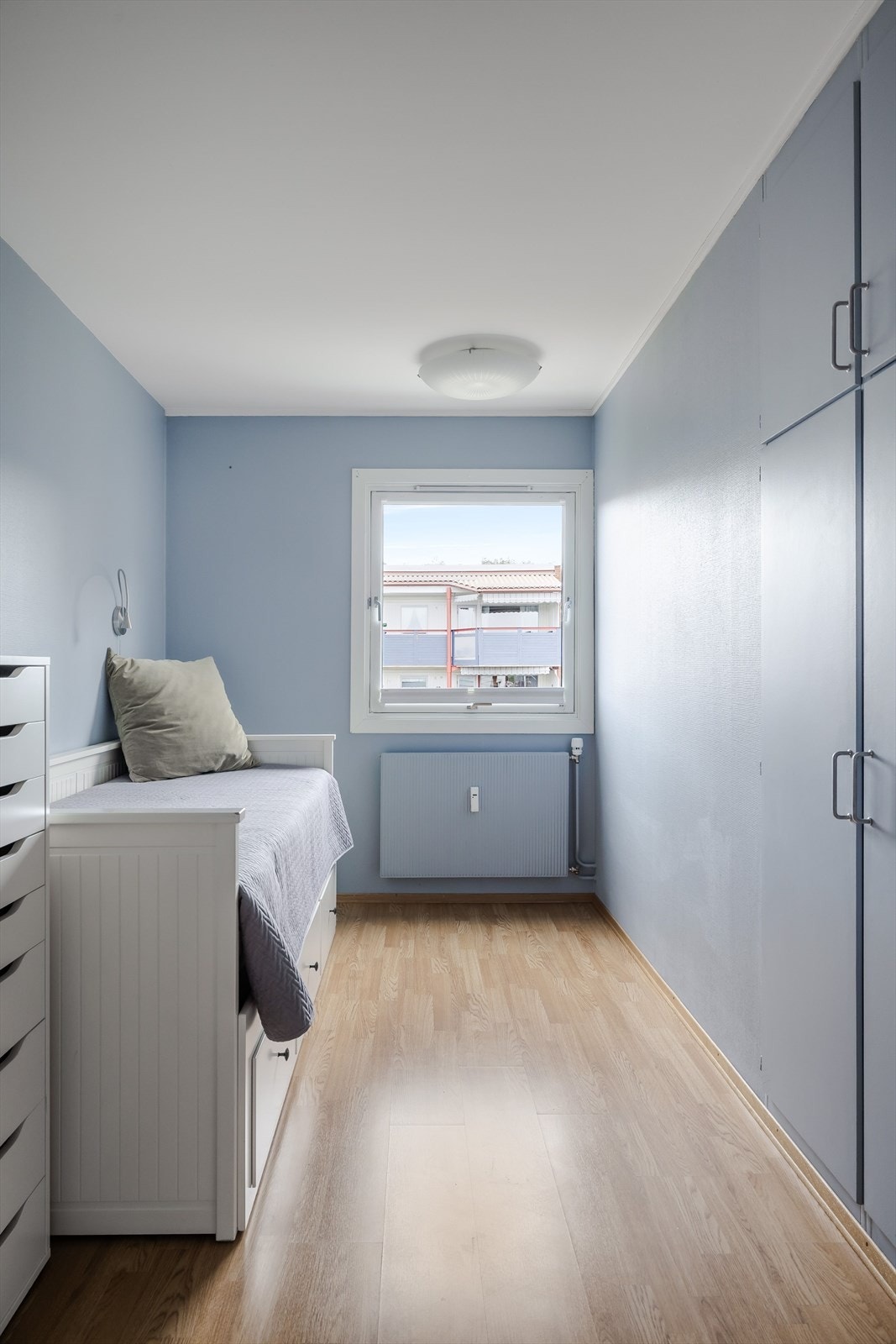 Rommet har innebygde garderobeskap og har for øvrig plass til seng, skrivebord eller annet ønskelig. Galleribilde