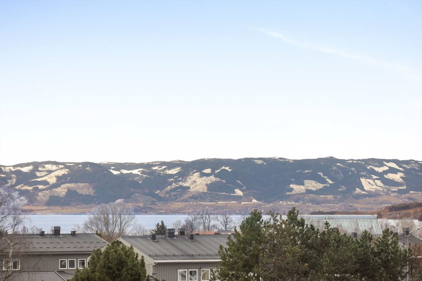 Det er fin mjøsutsikt fra balkongen. Galleribilde