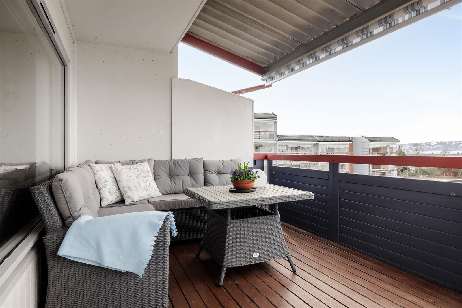 Fra stua er det utgang til overbyd balkong som vender mot sørvest. Galleribilde