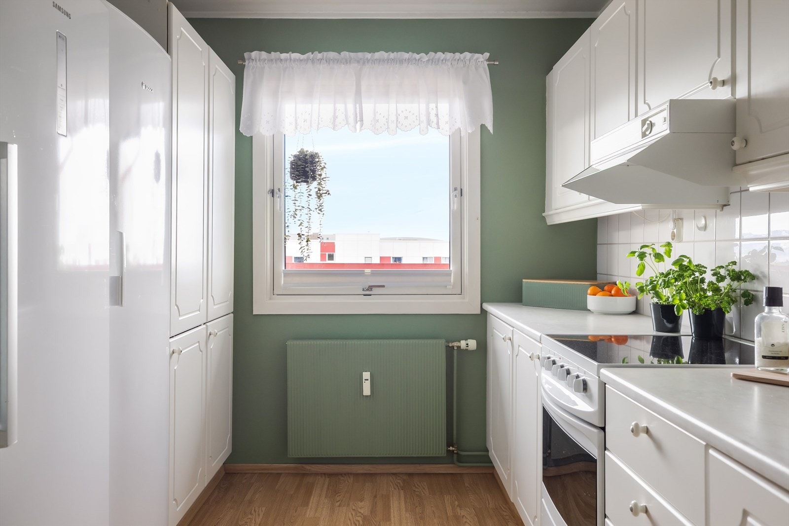 Det er plass til frittstående hvitevarer som komfyr, oppvaskmaskin, kjøleskap og fryser. Galleribilde