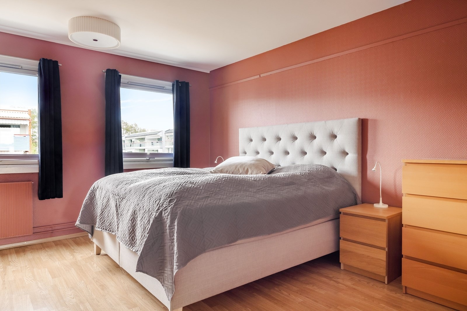 Leiligheten har to soverom. Dette er det største. Her er det god plass til dobbeltseng med tilhørende nattbord. Galleribilde