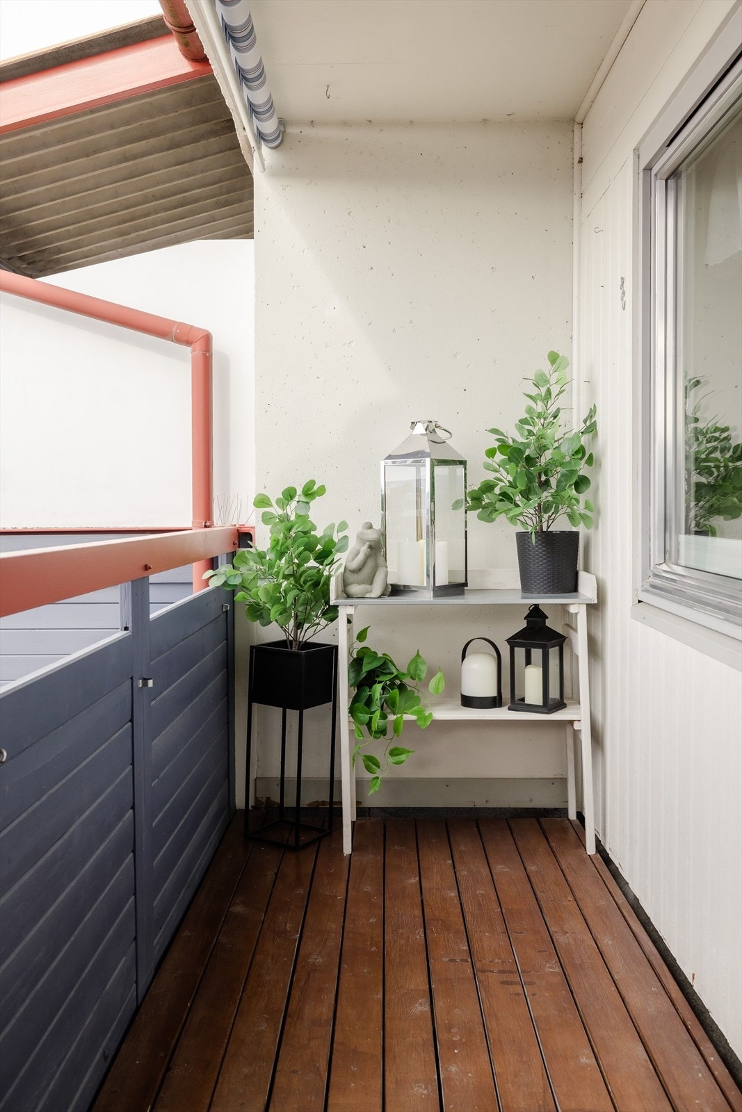 Balkongen er på ca. 12 m² og har plass til både hagemøbler og f.eks. en liten stasjon for å dyrke egne urter og vekster. Galleribilde