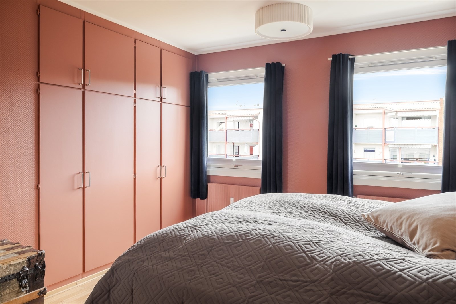 Det er romslige innebygde garderobeskap. Galleribilde